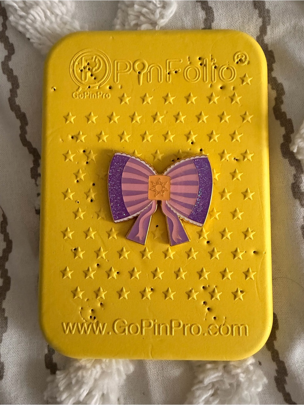 Rapunzel glitter bow pin
